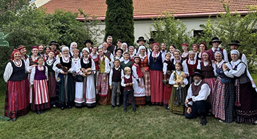 Liepos 25 d. Vilniaus jaunų šeimų folkloro kolektyvo „Virvytė“ koncertu Kelmėje pradedamas folkloro festivalis „Ir pajauga žali lėipa“