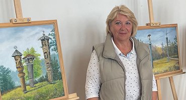 Iki rugsėjo 30 d. Tauragės rajono savivaldybės Birutės Baltrušaitytės bibliotekoje – dvi menininkės Raimondos Bolienės  kūrybos parodos: „Čiurlionio kelias – senieji Lietuvos koplytstulpiai“ ir „Lietuvos paukščiai“